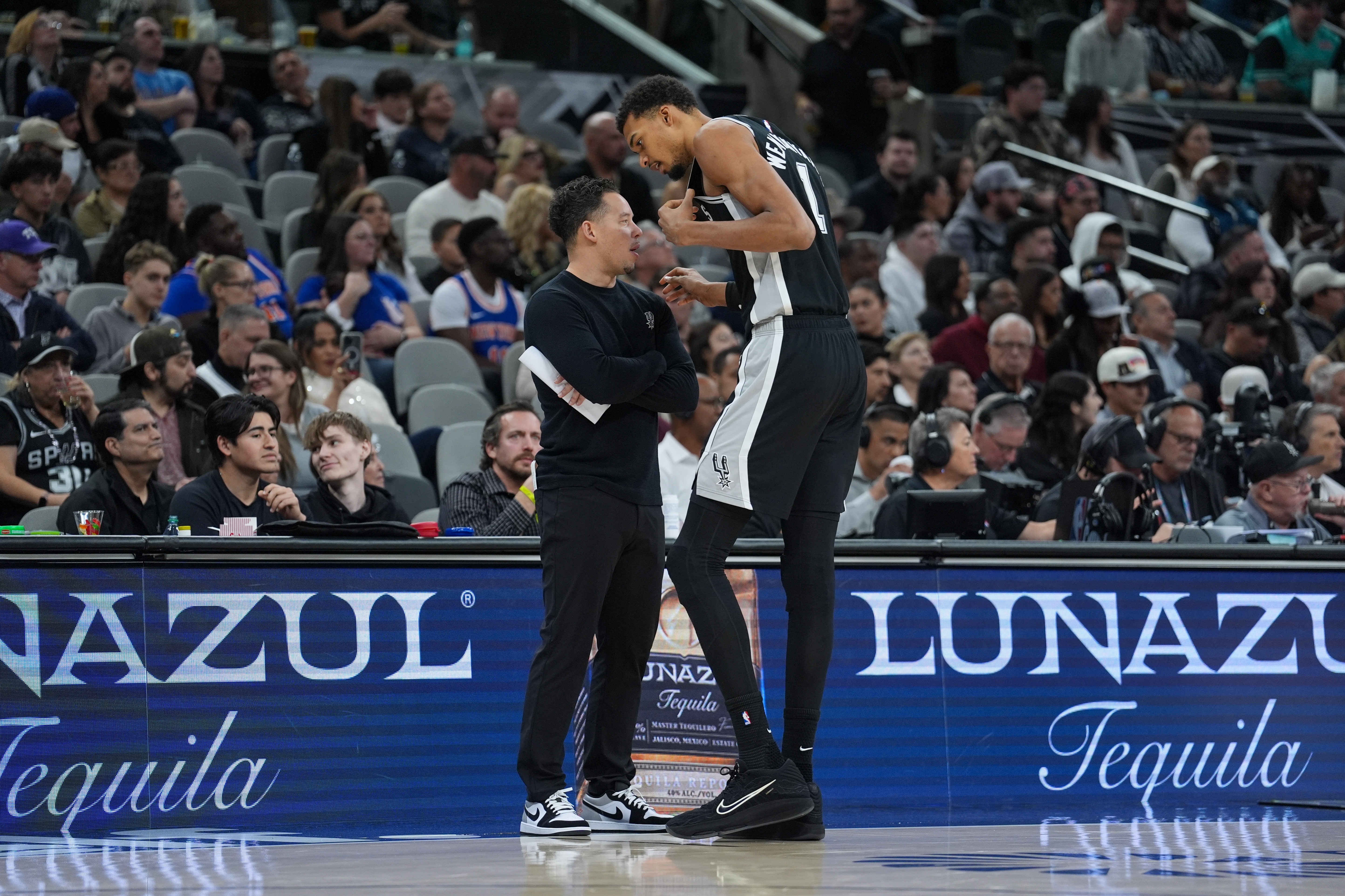 B体育APP-米奇·约翰逊：文班状态火热 我们开场其实退防和沟通都不够好